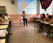 A Tec. Pedag. da Educacao Especial do NRE Paranavai participando da  Reunião  Pedagogica na Escola  Estadual Padre Anchieta  de Inaja..