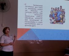 A Tec. Pedag. da Educacao Especial do NRE Paranavai participando da  Reunião  Pedagogica na Escola  Estadual Padre Anchieta  de Inaja..