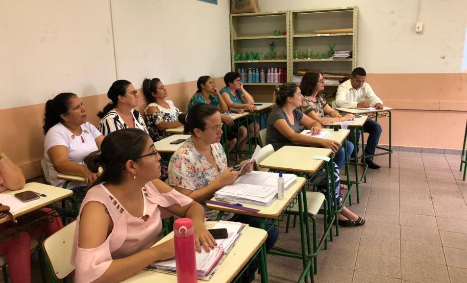 A Tec. Pedag. da Educacao Especial do NRE Paranavai participando da  Reunião  Pedagogica na Escola  Estadual Padre Anchieta  de Inaja..