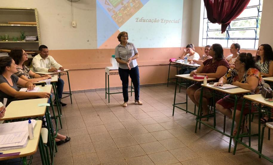 A Tec. Pedag. da Educacao Especial do NRE Paranavai participando da  Reunião  Pedagogica na Escola  Estadual Padre Anchieta  de Inaja..
