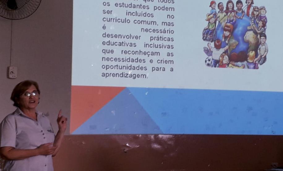 A Tec. Pedag. da Educacao Especial do NRE Paranavai participando da  Reunião  Pedagogica na Escola  Estadual Padre Anchieta  de Inaja..